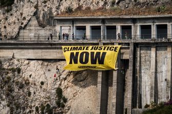 Blitz di Greenpeace a Taormina a favore del clima (Agf)