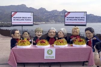Flash-mob di Oxfam contro il &quot;banchetto&quot; del G7