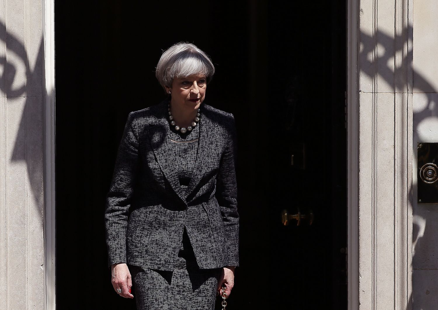 &nbsp;Theresa May esce dal suo ufficio di Downing Street