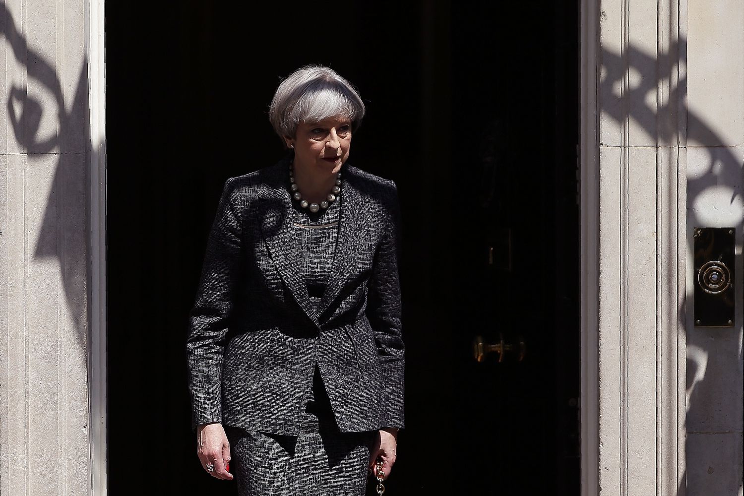 &nbsp;Theresa May esce dal suo ufficio di Downing Street