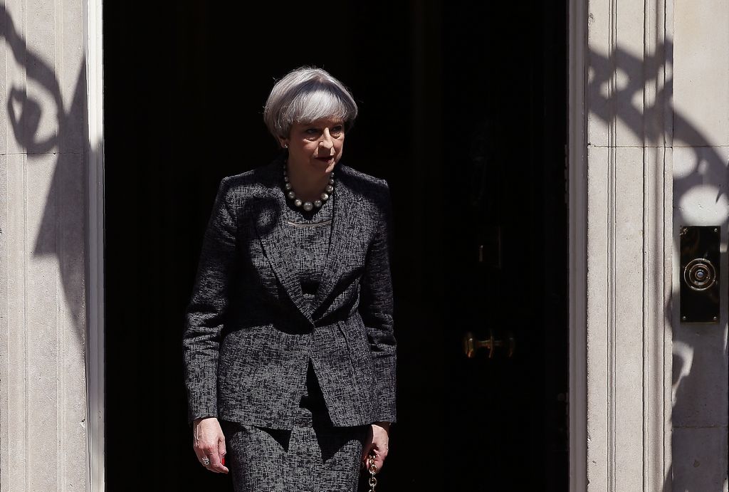 &nbsp;Theresa May esce dal suo ufficio di Downing Street