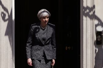 &nbsp;Theresa May esce dal suo ufficio di Downing Street