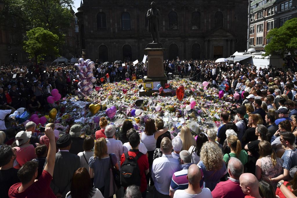 &nbsp;La popolazione di Manchester commemora le vittime dell'attentato a St.Ann Square