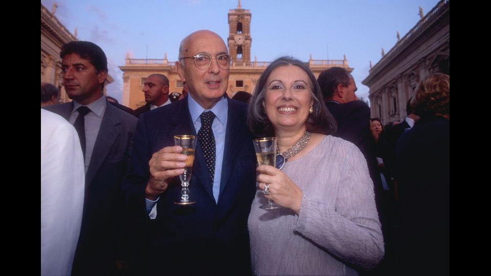 Inaugurazione del restauro della scalinata del Campidoglio sponsorizzata da Laura Biagiotti qui nella foto con Giorgio Napolitano (AGF)&nbsp;