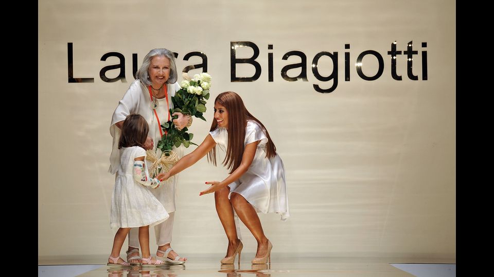 La notizia data dal comunicato dell'ospedale Sant&rsquo;Andrea, dove la stilista romana, era stata ricoverata mercoled&igrave; sera in seguito a un arresto cardiaco. Nel 2015 aveva festeggiato 50 anni di attivit&agrave;, aveva 73 anni. Mercoled&igrave; sera, dopo il ricovero, l'attivit&agrave; cardiaca si era leggermente ripresa dopo l'intervento dei medici, ma il quadro clinico era rimasto molto grave, con l'evidenza di un danno cerebrale di tipo anossico. Il New York Times aveva definito la stilista romana 'regina del cashmere'. Da anni era la grande ambasciatrice della moda italiana nel mondo.(Foto/AGF)