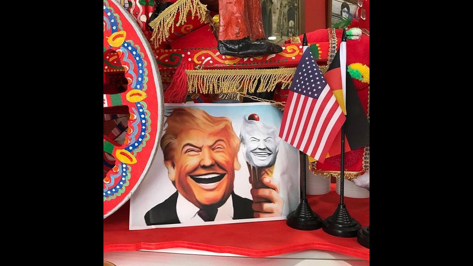 L'idea &egrave; di un 57enne avvocato catanese, Giuseppe Perdichizzi, proprietario del bar gelateria Fanaberia.&nbsp;&quot;Si tratta di una maxi coppa di 25 centimetri, che stiamo riducendo a 17, che vuole riprodurre i colori dell'America, rosso, bianco e blu. La base &egrave; di fragoline di bosco del monte Etna, segue uno strato di gelato alle mandorle, poi ancora fragoline e un granellato di mandorle. A met&agrave; coppa abbiamo inserito un minibab&agrave; imbevuto di Marsala all'uovo e ancora fior di latte, colorato da un estratto di mirtilli dal colore blu intenso. In cima una composizione a base di zucchero agli agrumi che riproduce il ciuffo del presidente e tre lance sempre di zucchero che rappresentano le tre fiamme della Statua della Libert&agrave;&quot;.