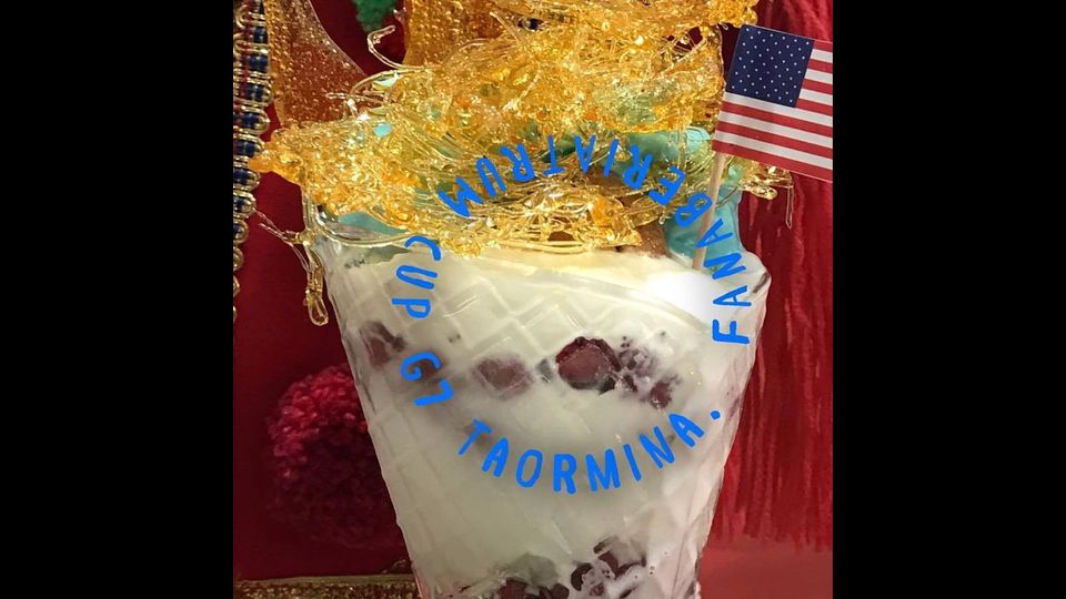 Perdichizzi spiega che questa coppa gelato vuole essere un omaggio al presidente Usa &quot;che viene per la prima volta in Italia&quot; ma vuole rappresentare anche l'orgoglio della Sicilia: &quot;Tutto il contenuto &egrave; fatto da prodotti esclusivamente siciliani&quot;. L'avvocato, con una grande passione per la gastronomia, sottolinea che &quot;non &egrave; consigliata per chi vuole stare a dieta&quot;.