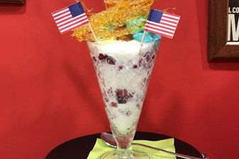 Un omaggio alla bandiera americana e al presidente Trump, o meglio al suo ciuffo biondo, ma anche alla Sicilia e all'orgoglio degli isolani: fragole del monte Etna, gelato di mandorla e molto altro, poi un tocco finale, al top un ciuffo di zucchero. E' la coppa di gelato 'Trump' creata in occasione del G7 summit da una gelateria di Taormina e subito diventata popolarissima tra turisti e delegati del vertice.