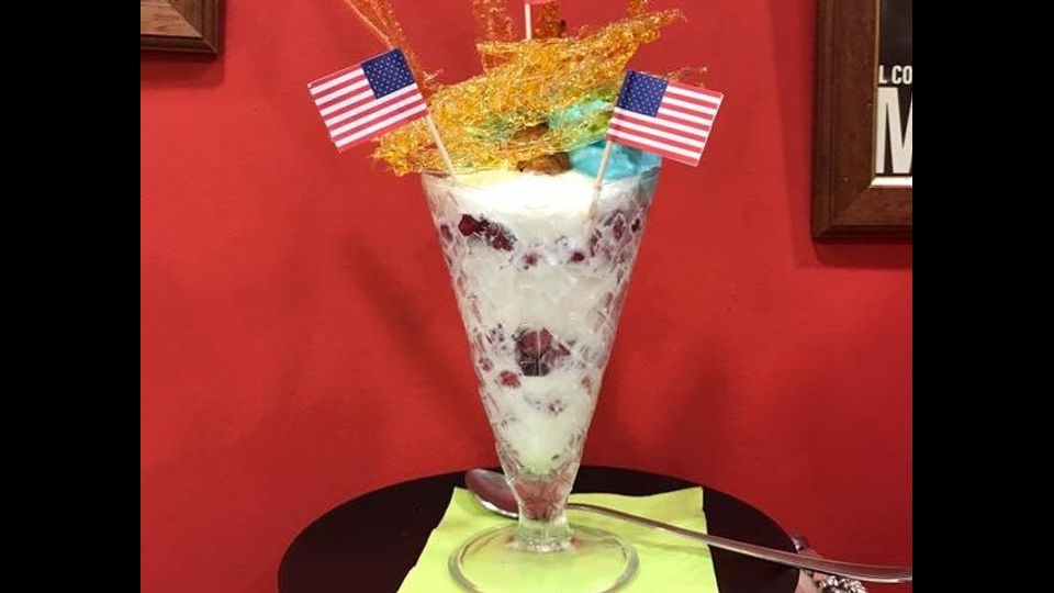 Un omaggio alla bandiera americana e al presidente Trump, o meglio al suo ciuffo biondo, ma anche alla Sicilia e all'orgoglio degli isolani: fragole del monte Etna, gelato di mandorla e molto altro, poi un tocco finale, al top un ciuffo di zucchero. E' la coppa di gelato 'Trump' creata in occasione del G7 summit da una gelateria di Taormina e subito diventata popolarissima tra turisti e delegati del vertice.