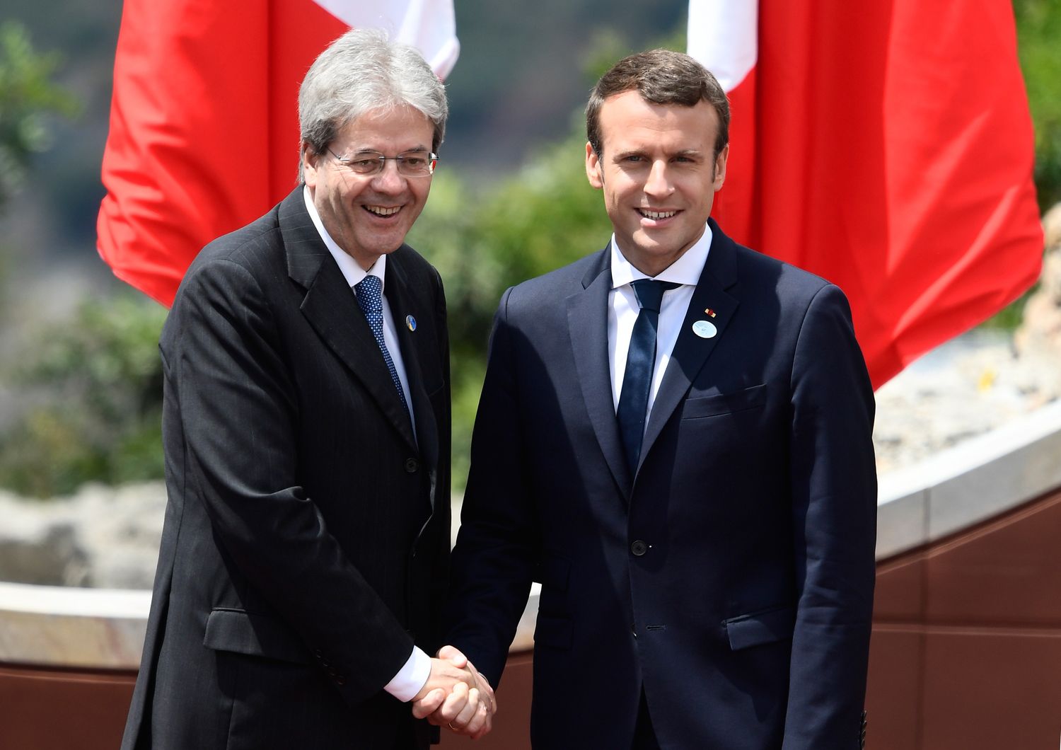 &nbsp;G7 Taormina, la stretta di mano tra Gentiloni e Macron (Afp)
