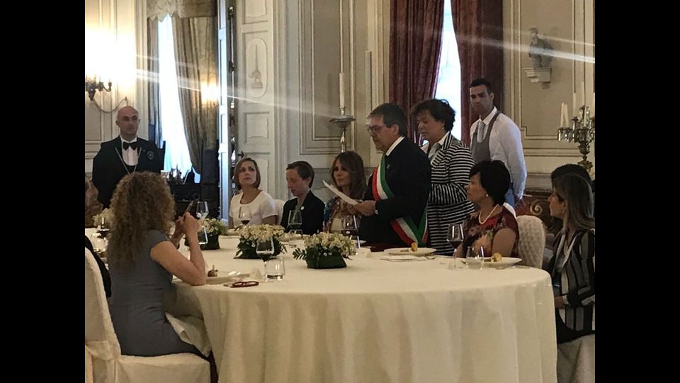Il sindaco di Catania, Enzo Bianco, ha dato il benvenuto alle First Ladies ospiti del&nbsp;G7 Taormina, per il pranzo a Palazzo degli Elefanti. Oltre a Melania Trump hanno partecipato la moglie del premier giapponese, Akie Abe; quella del premier canadese, Gregoire Trudeau; quella del premier italiano Emanuela Gentiloni e l'attesissima moglie del presidente francese: Brigitte Macron. Unico uomo, il marito di Angela Merkel: Joachim Sauer. Philippe May &egrave; rimasto a Londra.&nbsp;
