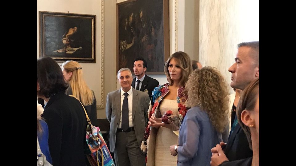 Lo spolverino che Melania Trump indossa al pranzo delle First Ladies del G7 di Taormina &egrave; di Dolce &amp; Gabbana e costa pi&ugrave; di 50.000 dollari