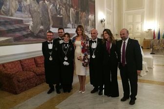 La First Lady Melania Trump al G7 di Taormina con lo staff che ha servito il pranzo nel salone Bellini del Palazzo degli Elefanti a Catania