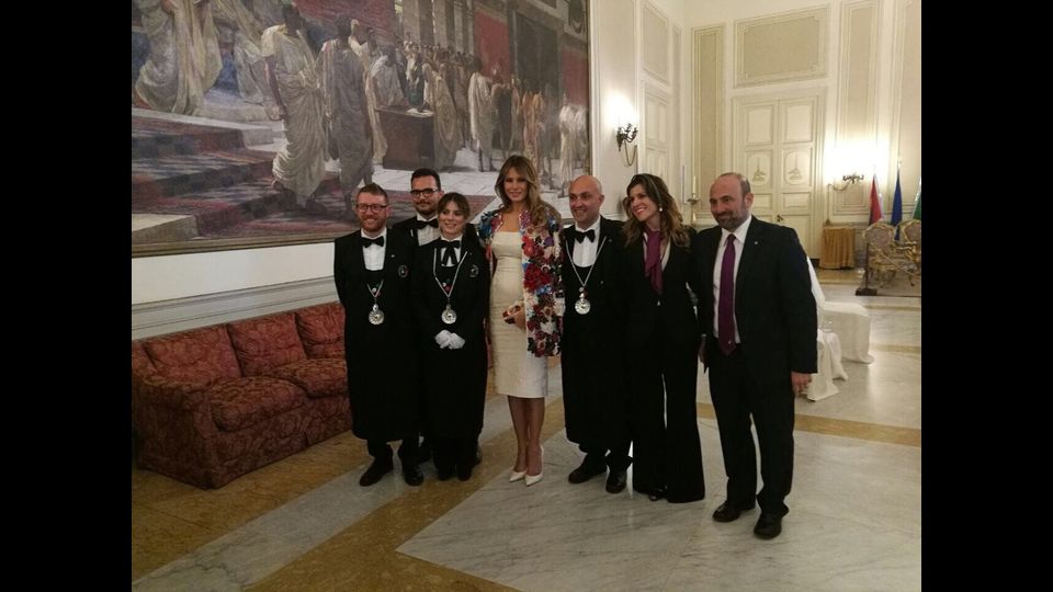 La First Lady Melania Trump al G7 di Taormina con lo staff che ha servito il pranzo nel salone Bellini del Palazzo degli Elefanti a Catania