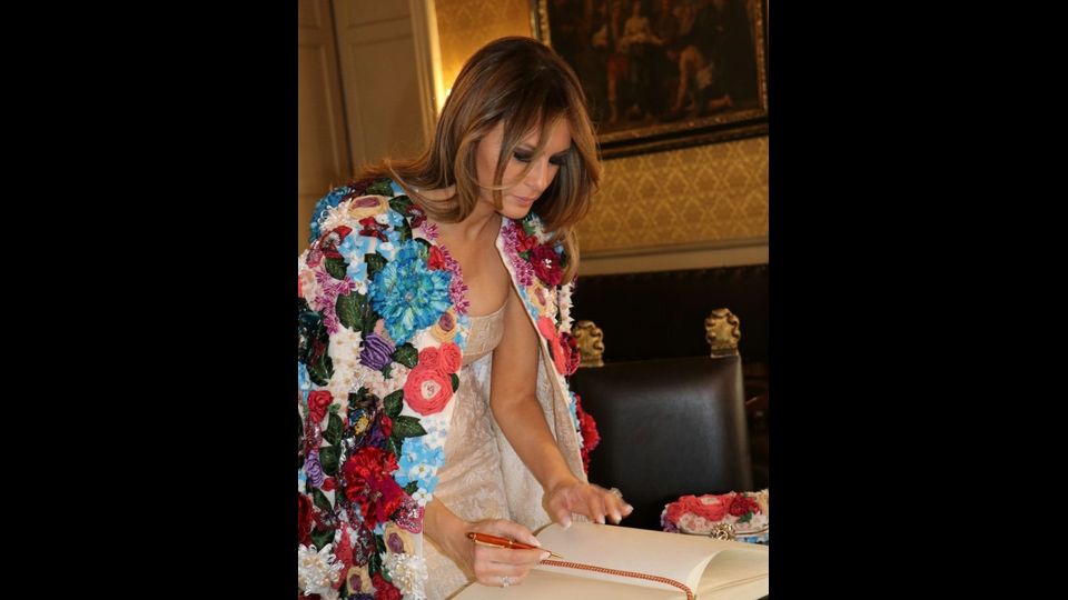 Al dito Melania sfoggia il diamante da 25 carati regalatole da Trump per il loro anniversario nel 2014