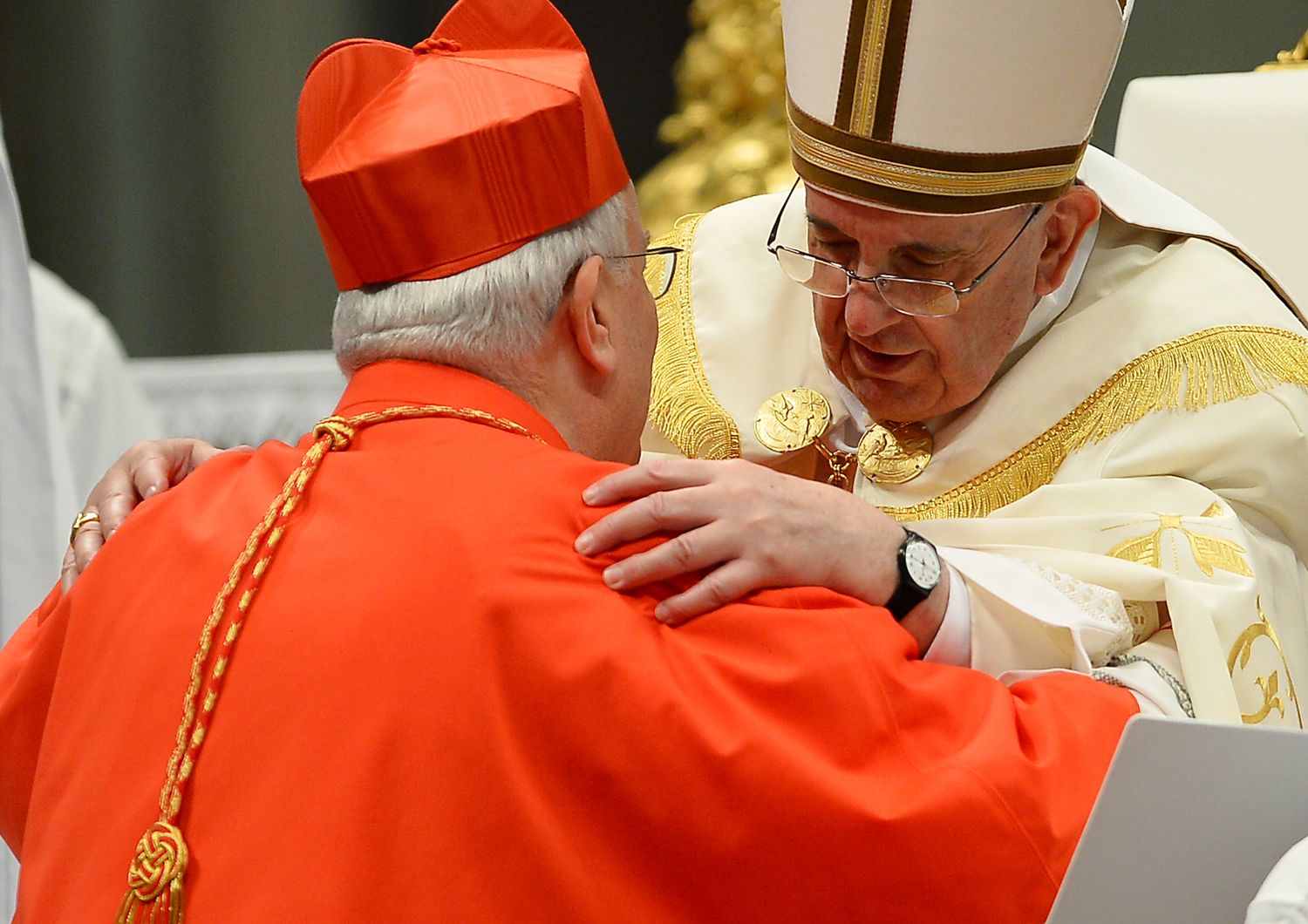 Nella stessa settimana Papa Francesco ha sciolto due nodi molto intricati. E lo ha fatto superando con un balzo i veti incrociati che all'apparenza rendevano problematiche le nomine ai due incarichi che durante il suo lungo pontificato Giovanni Paolo II aveva affidato entrambi al cardinale Camillo Ruini, indimenticabile protagonista di una stagione ormai superata, quella ad esempio della &quot;astensione&quot; calcolata al referendum sulla procreazione del 2005 e del Family day di piazza San Giovanni del 2007. Una stagione in effetti di supplenza della Chiesa rispetto alla societ&agrave; civile. &nbsp;Papa Francesco e Gualtiero Bassetti, arcivescovo di Perugia (AFP)