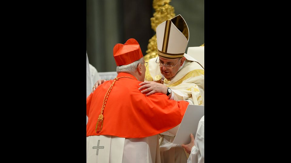 Nella stessa settimana Papa Francesco ha sciolto due nodi molto intricati. E lo ha fatto superando con un balzo i veti incrociati che all'apparenza rendevano problematiche le nomine ai due incarichi che durante il suo lungo pontificato Giovanni Paolo II aveva affidato entrambi al cardinale Camillo Ruini, indimenticabile protagonista di una stagione ormai superata, quella ad esempio della &quot;astensione&quot; calcolata al referendum sulla procreazione del 2005 e del Family day di piazza San Giovanni del 2007. Una stagione in effetti di supplenza della Chiesa rispetto alla societ&agrave; civile. &nbsp;Papa Francesco e Gualtiero Bassetti, arcivescovo di Perugia (AFP)
