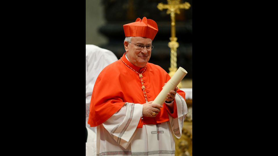 Due incarichi molto importanti che il Papa ha voluto affidare a presuli che certamente non si segnalano per il protagonismo e le &quot;invasioni di campo&quot;. Francesco ha seguito come criterio l'identikit del buon vescovo da lui stesso tracciato in vari interventi dopo la sua elezione del 2013: gente del popolo, non principi, umili ma determinati nella difesa dei deboli e dei poveri, pastori che non sempre camminano davanti al gregge per quidarlo, e che spesso invece sono in cammino in mezzo al gregge per sostenerlo, e altre volte seguono le pecore, perch&eacute; si fidano del loro fiuto. &nbsp;