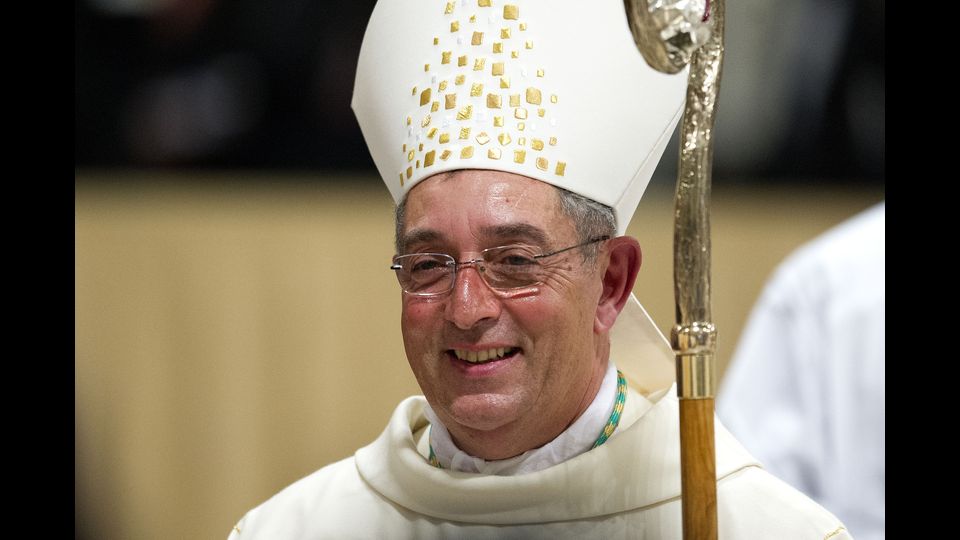 Papa Francesco ha nominato monsignor Angelo DeDonatis nuovo vicario di Roma. Gi&agrave; parroco di San Marco, in piazza Venezia, DeDonatis &egrave; stato il primo sacerdote incaricato dal Papa per gli esercizi spirituali nel 2014.Sostituisce il cardinale Agostino Vallini che lascia a 77 anni compiuti, cio&egrave; due in pi&ugrave; dei previsti 75.Angelo De Donatis, vicario di Roma (AGF)&nbsp;