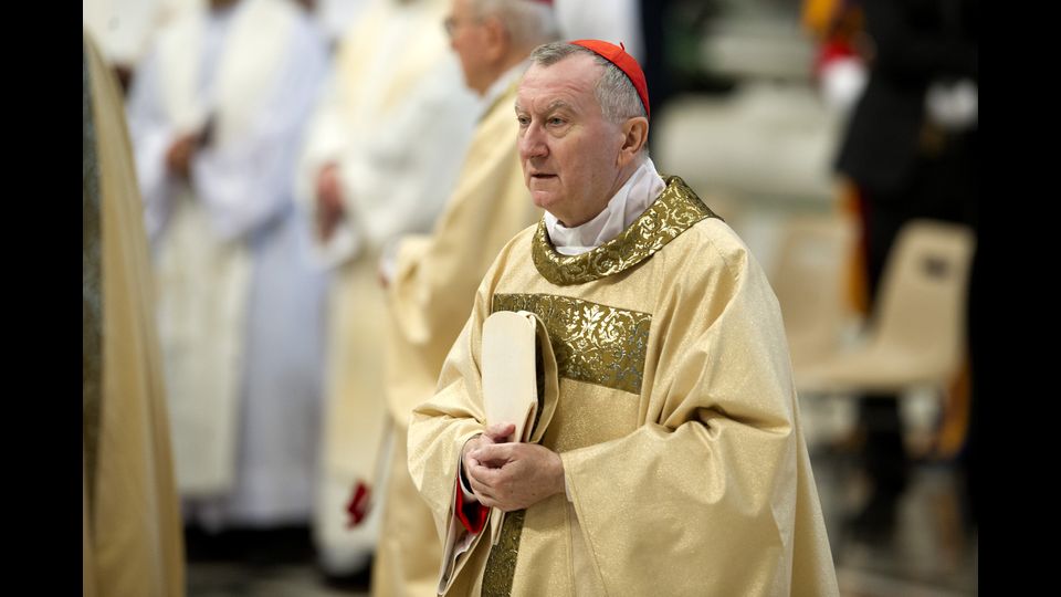 Sembra proprio il ritratto di entrambi gli eletti di questa settimana: preti di parrocchia come ne abbiamo conosciuti tanti, non certo degli intellettuali o dei leader politici prestati alla Chiesa.I tratti del pastore semplice e cordiale non si stenta a riconoscerli anche in altri stretti collaboratori di Francesco, a cominciare dal suo segretario di Stato, il cardinale Pietro Parolin, che non ama la ribalta mediatica e i toni roboanti, ma che, mantenendo anche lui un profilo pastorale, sta ottenendo straordinari risultati sul piano diplomatico, dove ha contribuito ad accreditare Papa Francesco come un punto di riferimento riconosciuto da tutti i leader del mondo, come si &egrave; visto mercoled&igrave; con la visita del presidente statunitense Donald Trump.Pietro Parolin (AGF)&nbsp;