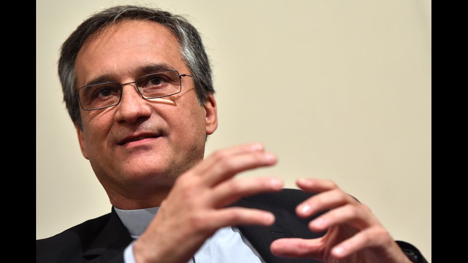 E semplice prete (della diocesi di Milano) &egrave; rimasto don Dario Vigan&ograve;, il prefetto del dicastero vaticano che ha pi&ugrave; dipendenti e prospettive, la neonata Segreteria per la comunicazione che sta operando, ha detto proprio oggi Vigan&ograve;, &quot;una gigantesca opera di ristrutturazione&quot; nei media vaticani. Dario Edoardo Vigan&ograve; (AFP)&nbsp;