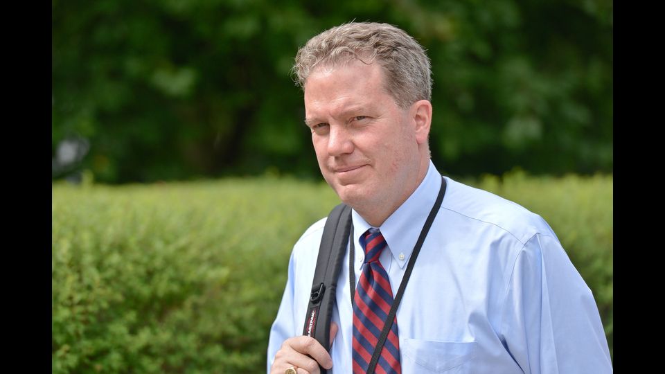 Prestigioso critico cinematografico, mantiene in quest'ufficio un profilo in linea col Pontificato, come pure fa il neo portavoce di Papa Francesco, l'americano Greg Burke, membro dell'Opus Dei come lo straordinario portavoce di San Giovanni Paolo II, Joaquin Navarro Valls, che in quella stagione fu davvero protagonista, ad esempio come inviato del Papa a Cuba da Fidel Castro e ai vertici internazionali del Cairo e di Pechino. Greg Burke (AFP)&nbsp;