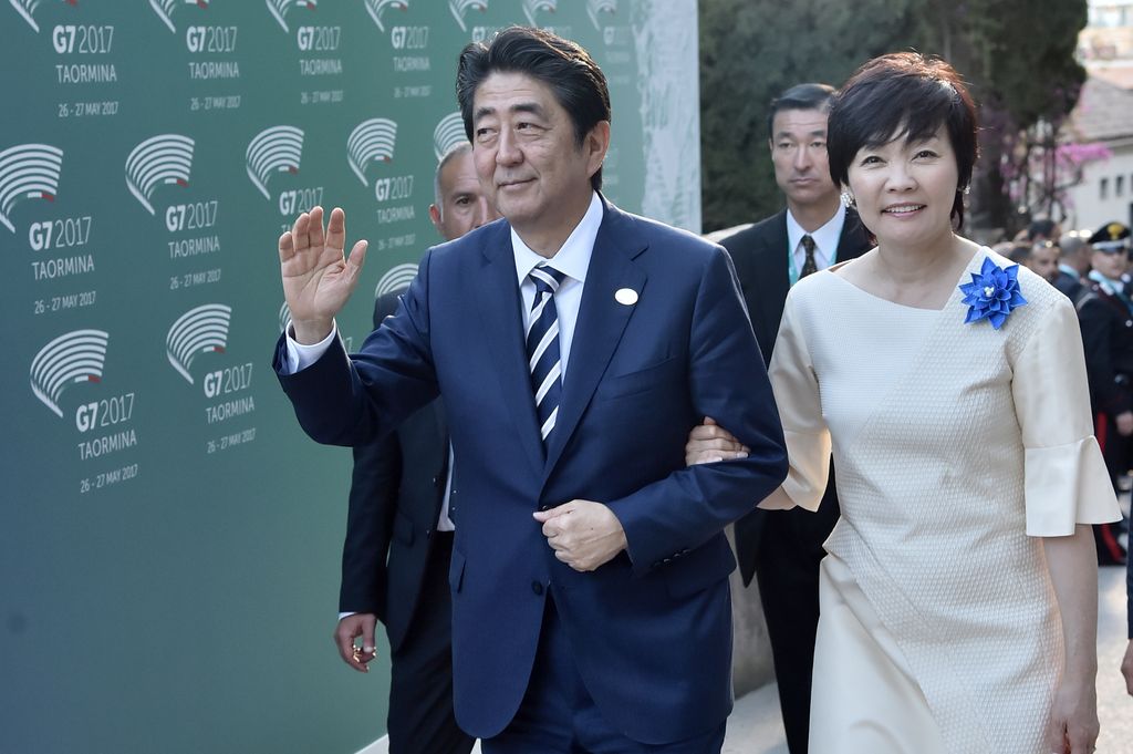 Il primo ministro giapponese Shinzo Abe e sua moglie Akie Abe (AFP)&nbsp;