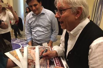 Si &egrave; fatto attendere un po' ma alla fine in un elegante completo scuro Milo Manara &egrave; arrivato al Macro di Testaccio per parlare della sua mostra: 97 tavole che ripercorrono velocemente tutta la sua carriera, lunga e &ldquo;fortunata&rdquo;, ci tiene subito a precisare in conferenza stampa di fronte ad una platea di giornalisti. Perch&eacute; probabilmente Manara si sente un uomo fortunato, per il successo ottenuto ma anche per gli incontri importanti (come quello con Hugo Pratt, amico e collega) che gli hanno permesso di realizzare grandi progetti artistici.&nbsp;