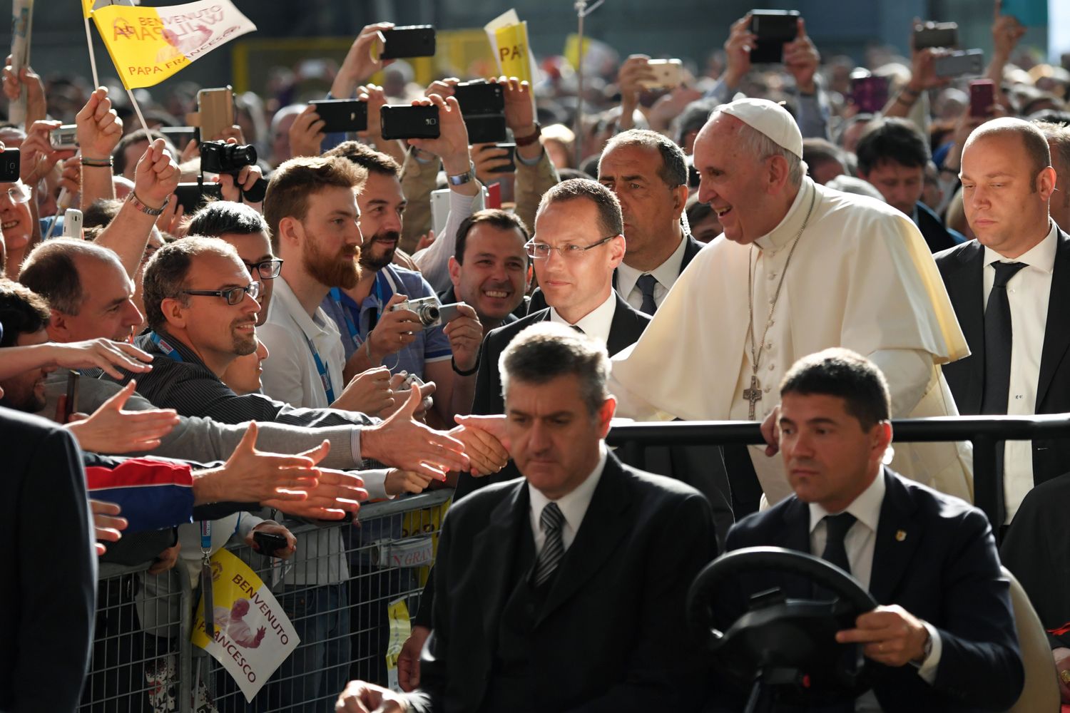 Parlando agli operai dell'Ilva di Genova, Papa Francesco ha detto che &quot;chi pensa di risolvere licenziando la gente non &egrave; un buon imprenditore, &egrave; un commerciante: oggi vende la sua gente, domani la sua stessa dignit&agrave;&quot;. Poi ha aggiunto: &quot;Un imprenditore soffre se deve licenziare. E da questa sofferenza nascono spesso buone idee per limitare i licenziamenti&quot;.