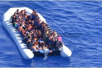 &nbsp;Migranti, la Polizia di Stato di Cagliari e Guardia di Finanza fermano due scafisti senegalesi ritenuti responsabili di favoreggiamento immigrazione clandestina nell'ambito dell'ultimo sbarco di oggi (Polizia di Stato)