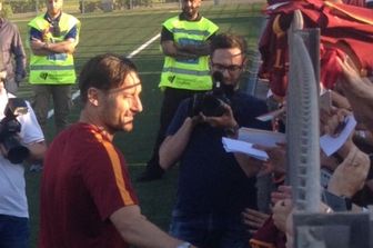 Scambio di saluti e di autografi oggi a Trigoria dopo la rifinitura in vista della partita di domani con il Genoa. Il capitano giallorosso, divertito e commosso, ha incontrato i sui fan.Foto Agi