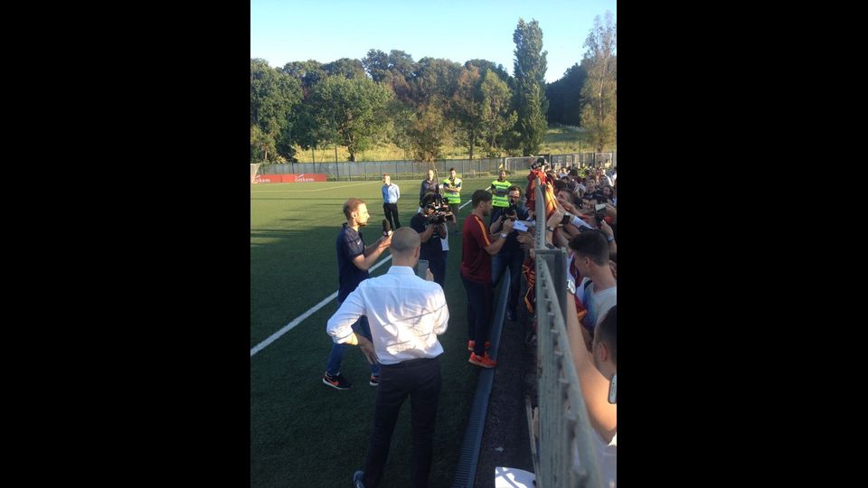 Francesco Totti saluta i tifosi a Trigoria - foto Agi