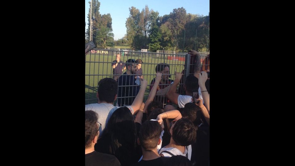 Francesco Totti saluta i tifosi a Trigoria - foto Agi
