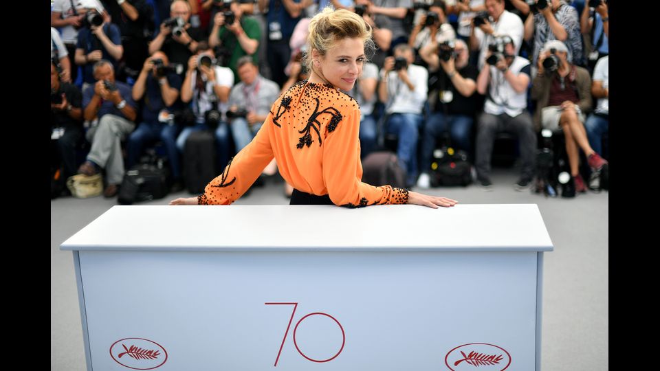 Jasmine Trinca ha vinto il premio di miglior attrice nella sezione 'Un certain regard' a Cannes per il film 'Fortunata' di Sergio Castellitto, di cui &egrave; la protagonista. Il film racconta la storia di una trentenne che cresce da sola la propria figlia, in una periferia degrata di Roma, sognando una vita migliore. &quot;Dedico questo premio a mia madre e a mia figlia&quot; ha detto l'attrice italiana. &quot;Sono felice, orgoglioso e fiero&quot; ha commentato il regista Castellitto.