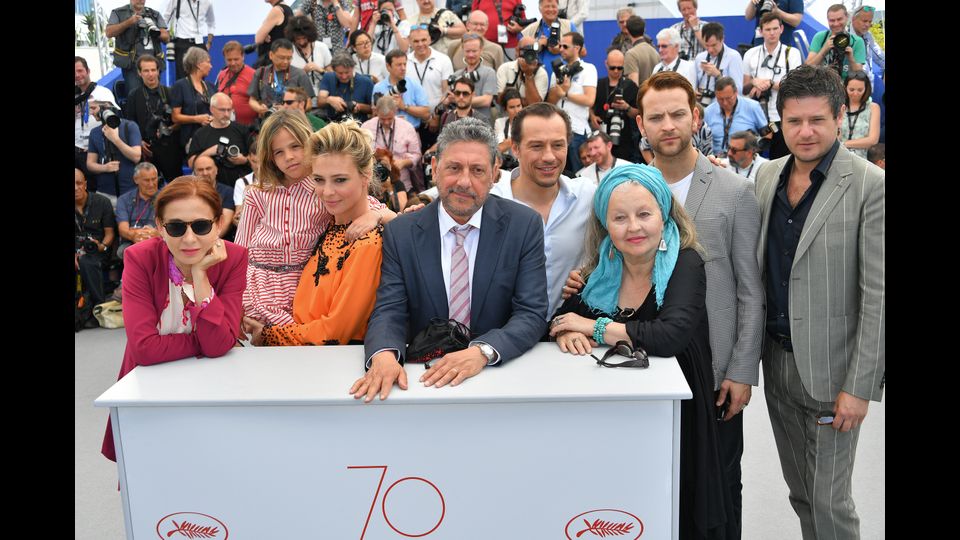 &nbsp;La scrittrice Margaret Mazzantini con Jasmine Trinca e gli attori Nicole Centanni, Sergio Castellitto, Stefano Accorsi, Hanna Schygulla, Alessandro Borghi e Edoardo Pesce (Afp)