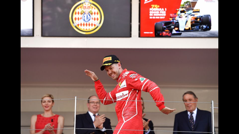 F1 Monaco Montecarlo, Vettel scherza sul podio e celebra la vittoria (Afp)