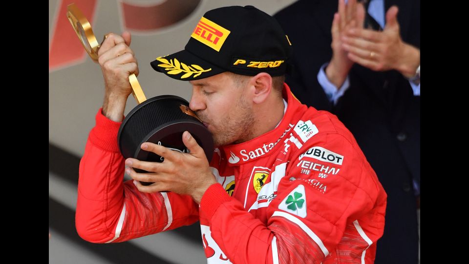 &nbsp;F1 Monaco Montecarlo, Sebastian Vettel con il suo trofeo (Afp)