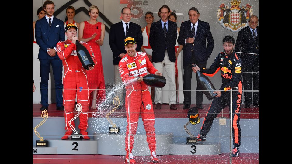F1 Monaco, Vettel sul podio celebra la vittoria della Ferrari insieme al secondo e terzo classificato Kimi Raikkonen e &nbsp;Daniel Ricciardo (Afp)