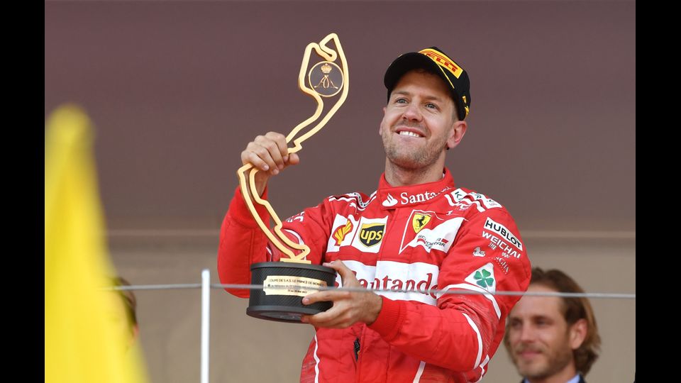 F1 Monaco Montecarlo, Sebastian Vettel esibisce il suo trofeo (Afp)&nbsp;