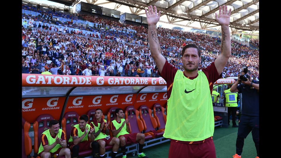 &nbsp;Il campione prima del fischio d'inizio di Roma-Genoa si &egrave; recato davanti alla Curva Sud e ha salutato il pubblico che gli ha regalato 25 anni di amore incondizionato.