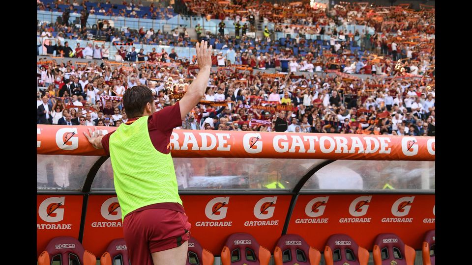 &nbsp;Il coro &quot;un capitano/ c'&egrave; solo un capitano&quot; viene urlato a squarciagola dai tifosi per tutta la partita.