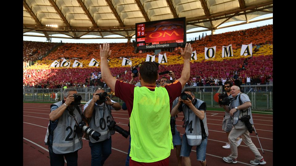 &nbsp;Dagli spalti della Sud viene esposto lo striscione &quot;Totti &egrave; la Roma&quot;.