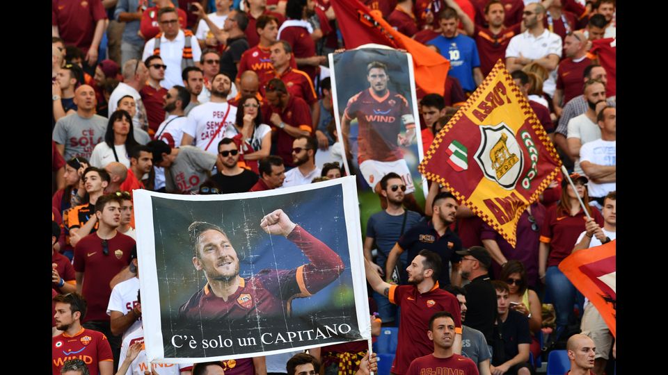 &nbsp;Fischi invece all'indirizzo di Luciano Spalletti, con ogni probabilit&agrave; anche lui all'ultima partita alla guida della Roma, per la scelta di far partire Totti dalla panchina anche nel giorno del suo ultimo match in giallorosso.