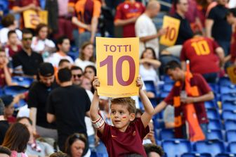 &nbsp;Da una parte la coerenza dell'allenatore che non cede neanche all'appuntamento finale, dall'altra l'abbraccio, comunque sia e comunque vada, del pubblico dell'Olimpico per il Capitano, all'ultima partita con la maglia della Roma.