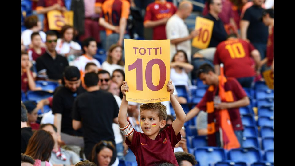 &nbsp;Da una parte la coerenza dell'allenatore che non cede neanche all'appuntamento finale, dall'altra l'abbraccio, comunque sia e comunque vada, del pubblico dell'Olimpico per il Capitano, all'ultima partita con la maglia della Roma.
