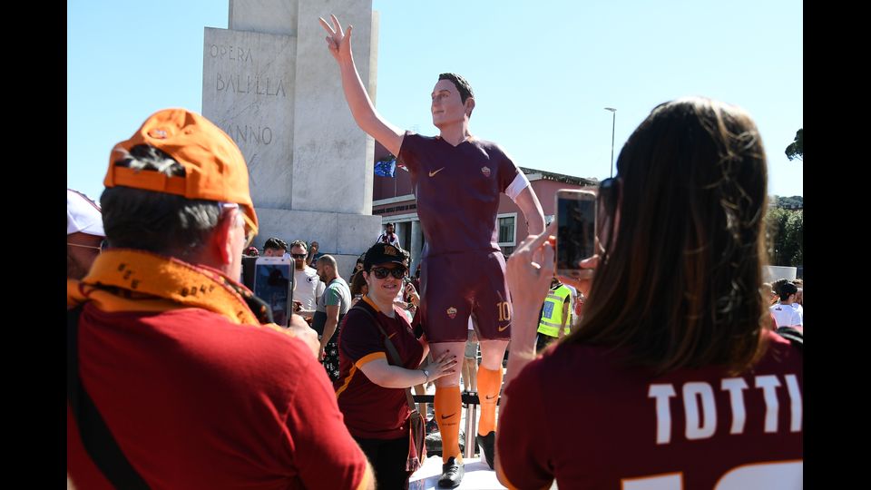 Prima della partita, altri tifosi hanno poi portato in processione una statua del campione all'esterno dell'Olimpico.