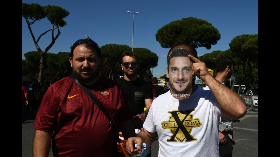 &nbsp;C'&egrave; addirittura chi indossa la maschera di Totti.