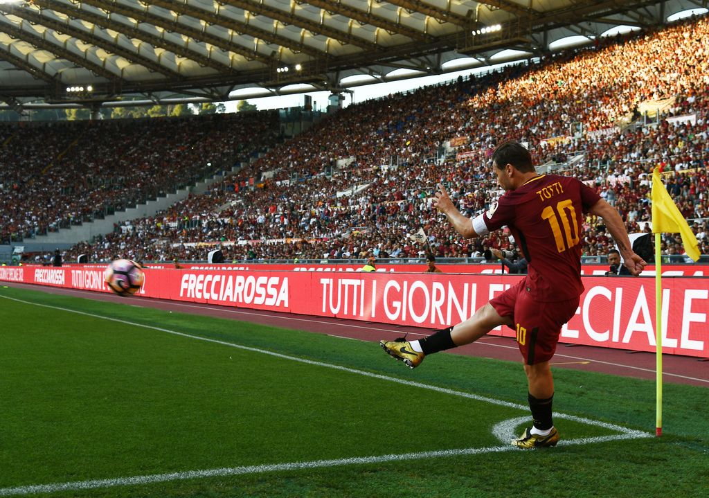 &nbsp;Francesco Totti tira un calcio d'angolo nella sua ultima partita in giallorosso