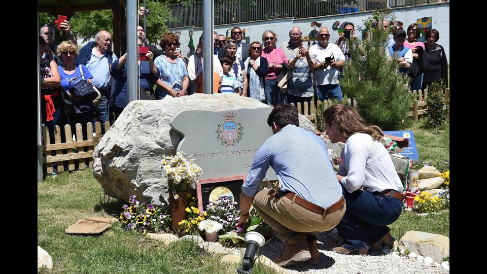 &nbsp;Trudeau e la moglie Sophie rendono omaggio alle vittime del sisma (Afp)