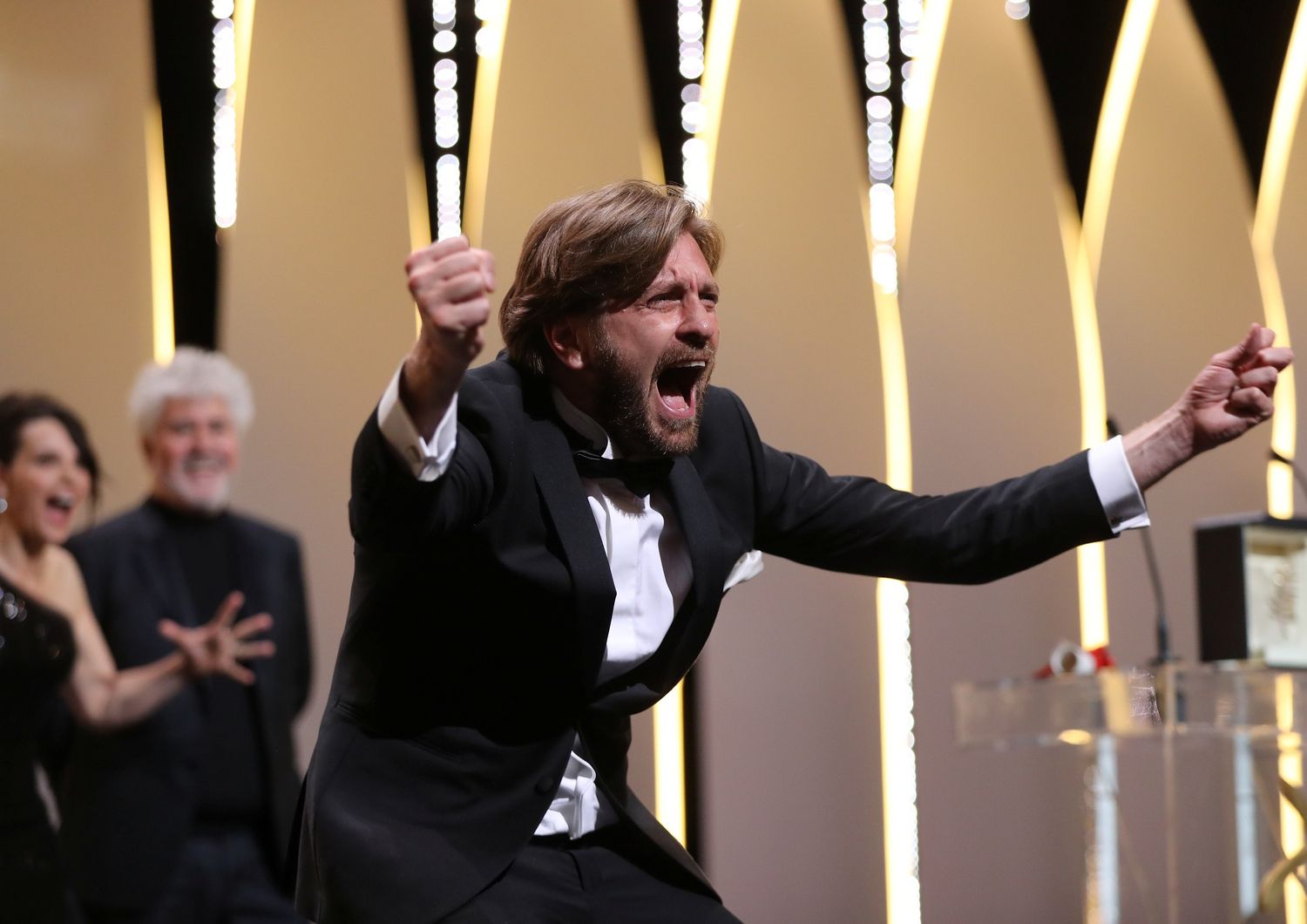 Festival di Cannes - Il regista Ruben Ostlund riceve la Palma d'oro per &quot;The Square&quot; (Afp)